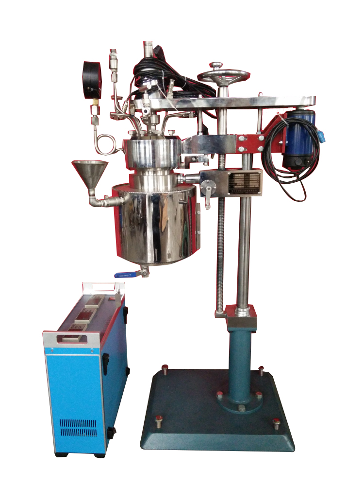 KCFD低壓系列--快開卡環(huán)結構-釜體下落、電加熱管加熱、翻轉(zhuǎn)出料側面照片