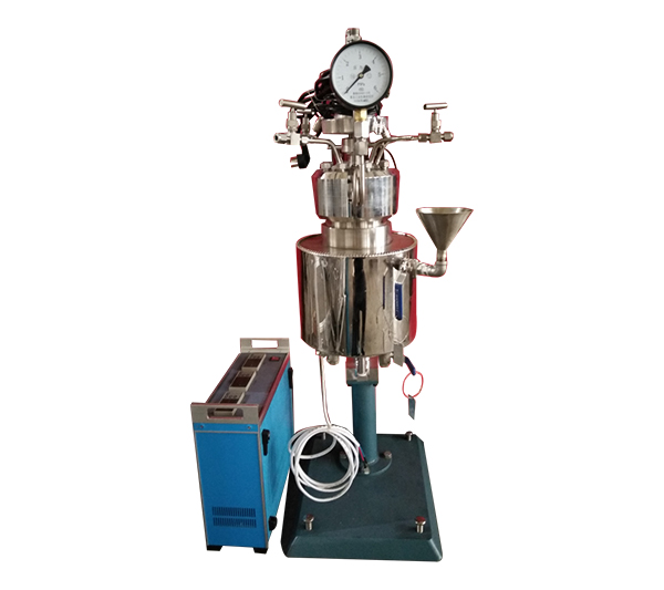 KCFD低壓系列--快開卡環(huán)結構-釜體下落、電加熱管加熱、翻轉(zhuǎn)出料正面照片