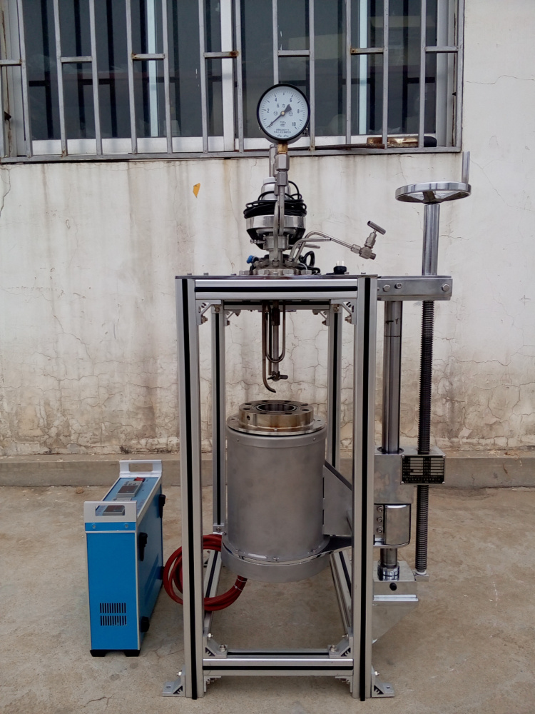 KCFD系列--加熱爐和釜體可下落、旋轉一邊2